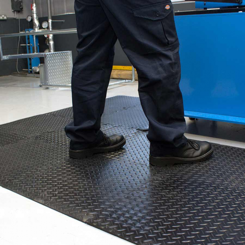 Anti-fatigue mats Diamond plate mats - 45 - Deckplate Connect